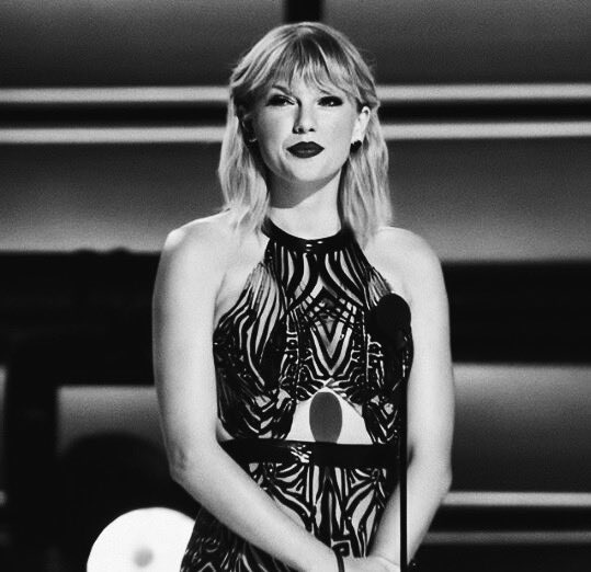 lillyswiftt13's tweet photo. 🚨WE ARE SO CLOSE SO KEEP VOTING PLEASE! RT and vote for Taylor Swift for Artist of the Year at the #AMAs 

1. J***** B***** : 5.96M (+454.9k)
2. Taylor Swift   : 5.95M (+417.1k) https://t.co/S19RjLt44b