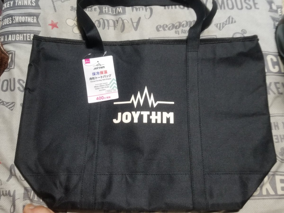m6DyDA2QwZ2P5us's tweet photo. #DAISO
#JOYTHM
#保冷保温
#舟形トートバッグ
追記 : このバックは2色(黒・水色)しかないのが残念‼️色の追加を願うばかり。私はこのバックに御朱印帳を入れてます。中敷きはアルミ箔になっているので湿気には強いかと…個人的感想です🤔 https://t.co/ulYScWKLNn