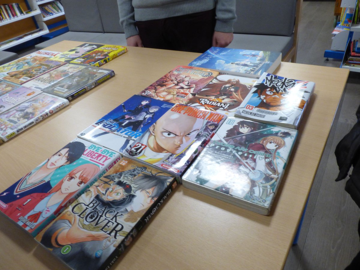 FougeresJA's tweet photo. Vendredi 13 dernier avait lieu au CDI un atelier lecture autour des mangas. Ce fut l’occasion d’échanger autour des goût en termes de manga de chacun, et aussi pour les élèves de présenter des mangas qu’ils apprécient ou encore de découvrir de nouveaux titres ou nouveaux genres. https://t.co/iMjXQVZCxz