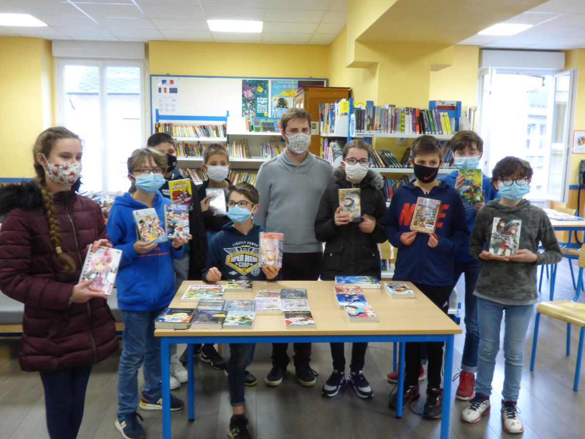 FougeresJA's tweet photo. Vendredi 13 dernier avait lieu au CDI un atelier lecture autour des mangas. Ce fut l’occasion d’échanger autour des goût en termes de manga de chacun, et aussi pour les élèves de présenter des mangas qu’ils apprécient ou encore de découvrir de nouveaux titres ou nouveaux genres. https://t.co/iMjXQVZCxz