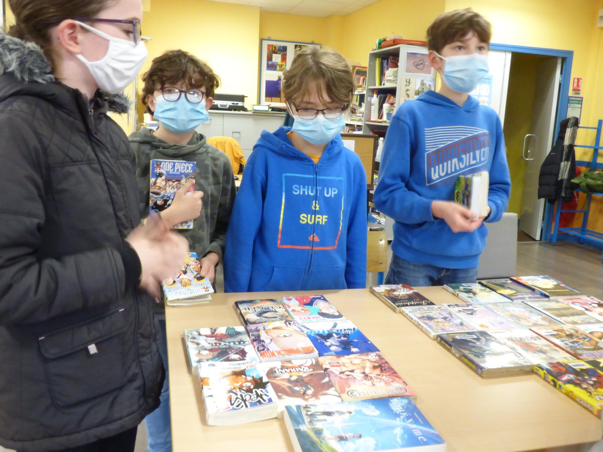 FougeresJA's tweet photo. Vendredi 13 dernier avait lieu au CDI un atelier lecture autour des mangas. Ce fut l’occasion d’échanger autour des goût en termes de manga de chacun, et aussi pour les élèves de présenter des mangas qu’ils apprécient ou encore de découvrir de nouveaux titres ou nouveaux genres. https://t.co/iMjXQVZCxz