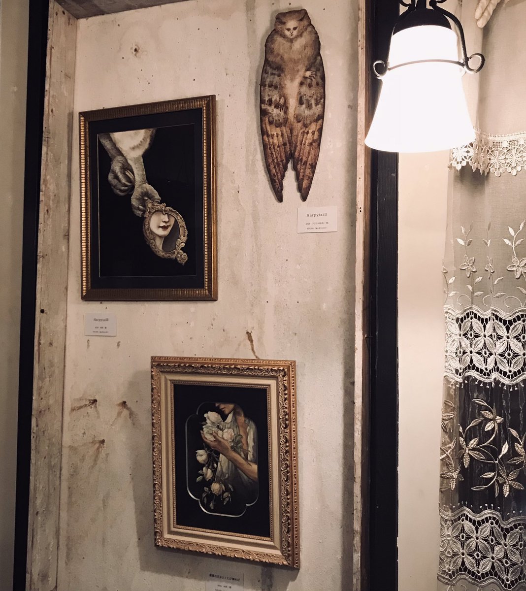 そのあと初台ザロフまで
#鳥居椿ミニ個展
「in silence」へ?
画像の壁の作品の並びが好き
2階では、先日ハイドランジアさんでご一緒した宮本香那さんや、水彩表現が素敵なたまさんのグループ展が開催されています
どちらも11月21日まで
クローズ時間が早まっているのでご注意?
