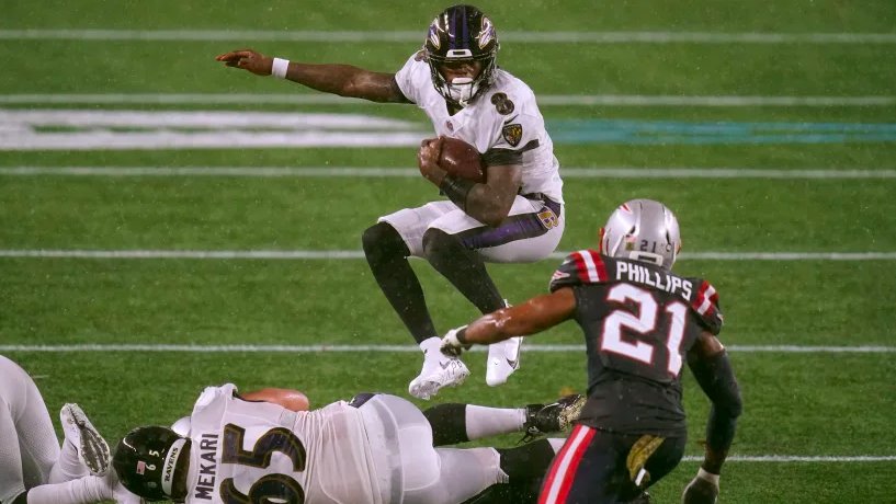ezlazar's tweet photo. Ten things we learned from a statement win for the #Patriots: 

- Did Belichick find a mix on defense that works? 
- Pats run game, Harris rolls against BAL DEF
- Kyle Dugger needs to be a full-time player
- Wino, Uche, Meyers 📈

READ: https://t.co/AZ3vdDw6c7

⚡️@betonline_ag https://t.co/cDgEMUQxfs
