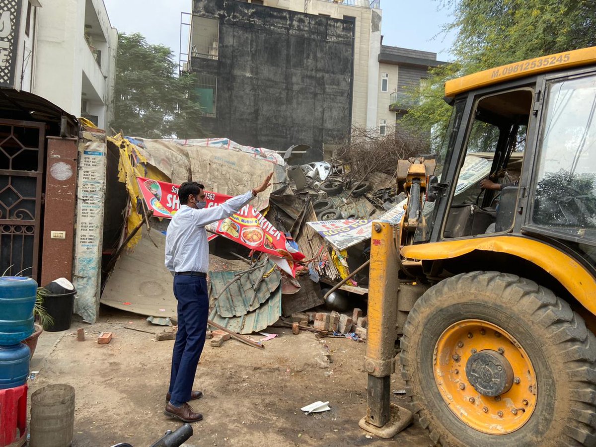 gsinglajourno's tweet photo. #Demolitiondrive at #DakshinMarg #DLFPh2 by #DTPEnforcement. Various illegal commercial activities in residential plots have removed. Area Residents complaining since long. 
@kMakrandIAS @mlkhattar @cmohry @DC_Gurugram @MunCorpGurugram @OfficialGMDA https://t.co/p5sNiqrWNB
