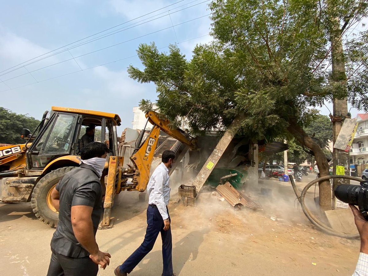 gsinglajourno's tweet photo. #Demolitiondrive at #DakshinMarg #DLFPh2 by #DTPEnforcement. Various illegal commercial activities in residential plots have removed. Area Residents complaining since long. 
@kMakrandIAS @mlkhattar @cmohry @DC_Gurugram @MunCorpGurugram @OfficialGMDA https://t.co/p5sNiqrWNB