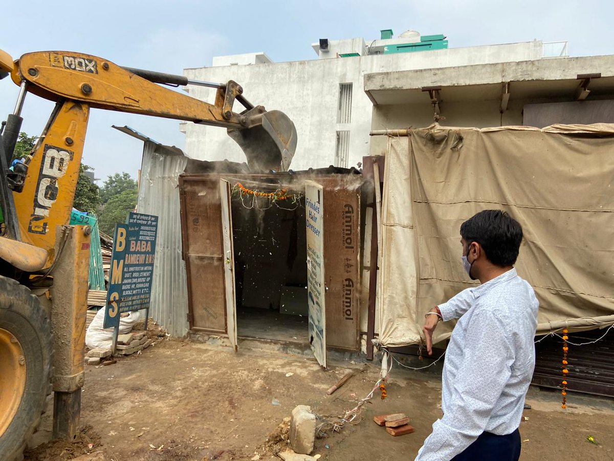 gsinglajourno's tweet photo. #Demolitiondrive at #DakshinMarg #DLFPh2 by #DTPEnforcement. Various illegal commercial activities in residential plots have removed. Area Residents complaining since long. 
@kMakrandIAS @mlkhattar @cmohry @DC_Gurugram @MunCorpGurugram @OfficialGMDA https://t.co/p5sNiqrWNB