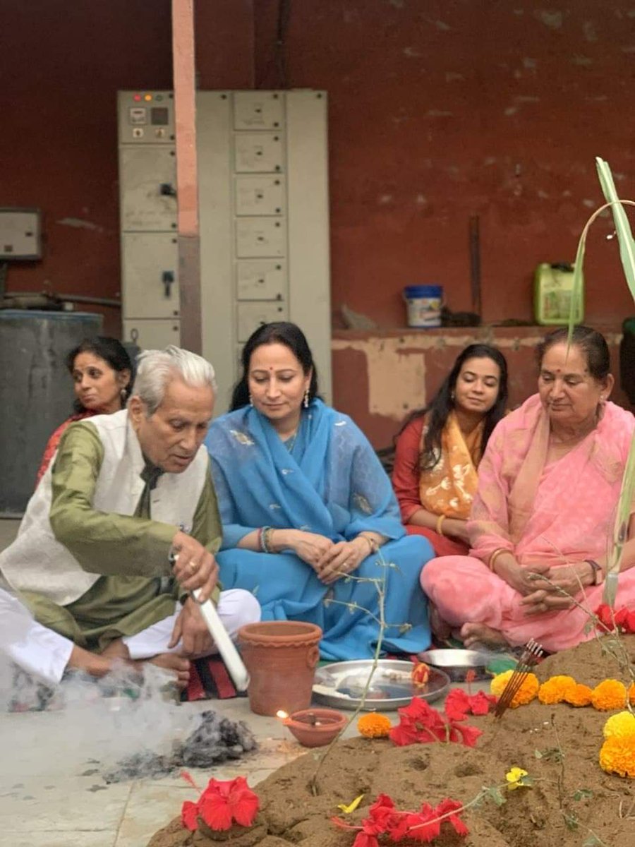 Archana_Social's tweet photo. भगवान श्री कृष्ण ने एक दिन सर्व साधारण की इंद्र देव के प्रकोप से रक्षा के लिए गिरिराज, गोवर्धन को अंगुली पर उठाया था और गिरधर कहलाए। हर भला काम अनंत काल तक एक नाम दे जाता है। गिरधर, गोपाल, मुरलीधर से प्रार्थना है कि वे हम सभी की सदैव रक्षा करें। https://t.co/Iii1GKFMx6