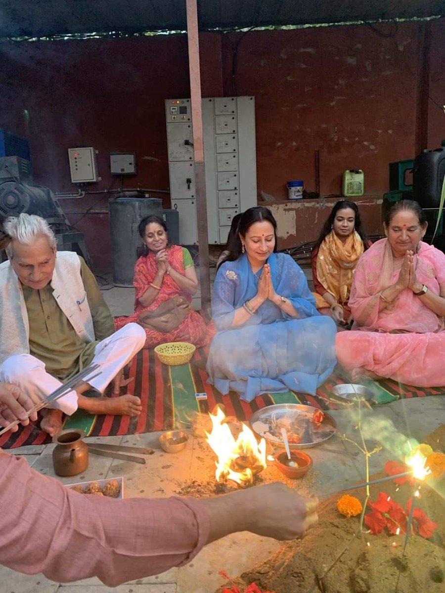 Archana_Social's tweet photo. भगवान श्री कृष्ण ने एक दिन सर्व साधारण की इंद्र देव के प्रकोप से रक्षा के लिए गिरिराज, गोवर्धन को अंगुली पर उठाया था और गिरधर कहलाए। हर भला काम अनंत काल तक एक नाम दे जाता है। गिरधर, गोपाल, मुरलीधर से प्रार्थना है कि वे हम सभी की सदैव रक्षा करें। https://t.co/Iii1GKFMx6