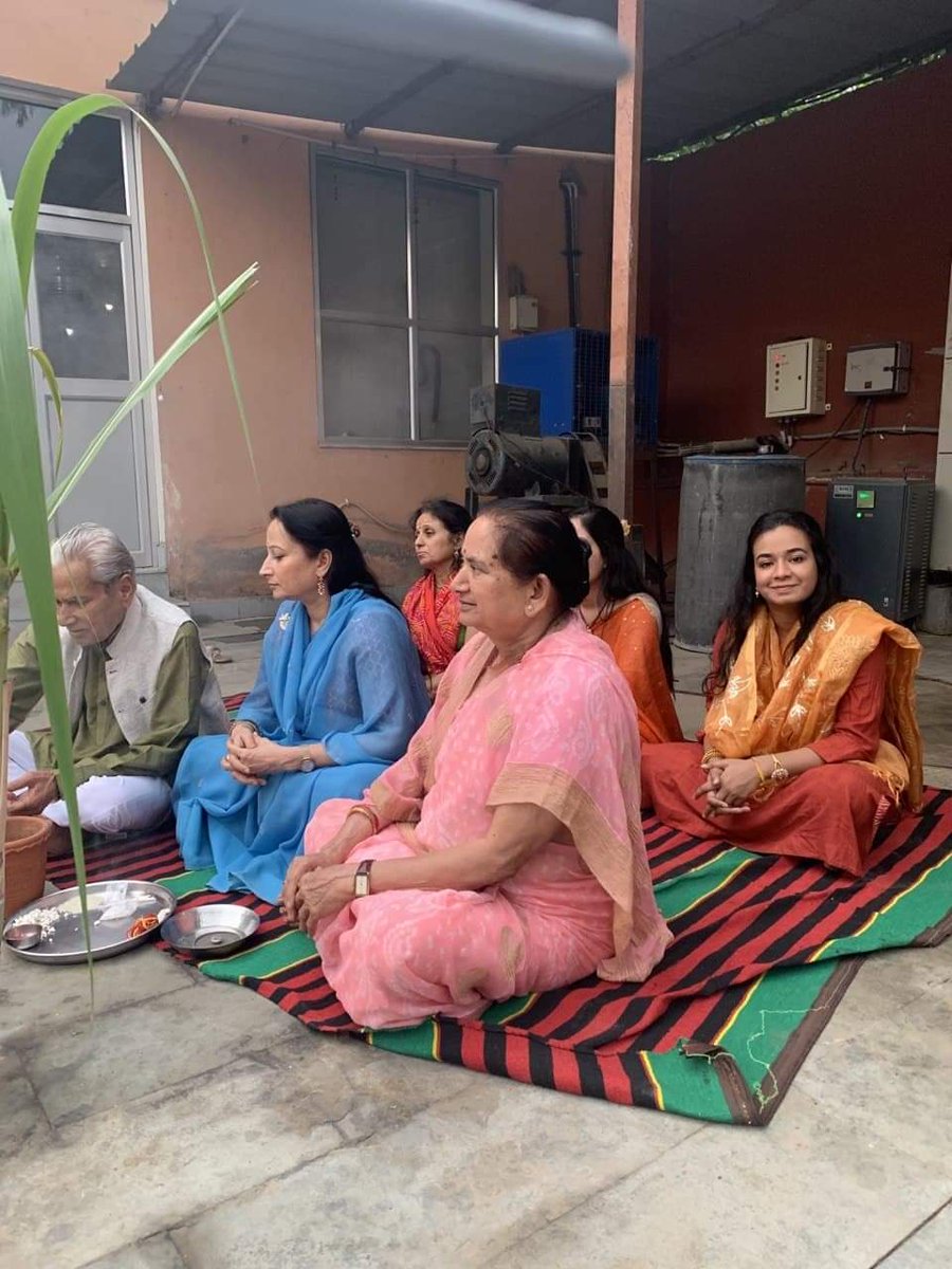Archana_Social's tweet photo. भगवान श्री कृष्ण ने एक दिन सर्व साधारण की इंद्र देव के प्रकोप से रक्षा के लिए गिरिराज, गोवर्धन को अंगुली पर उठाया था और गिरधर कहलाए। हर भला काम अनंत काल तक एक नाम दे जाता है। गिरधर, गोपाल, मुरलीधर से प्रार्थना है कि वे हम सभी की सदैव रक्षा करें। https://t.co/Iii1GKFMx6