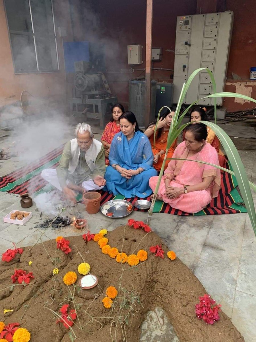 Archana_Social's tweet photo. भगवान श्री कृष्ण ने एक दिन सर्व साधारण की इंद्र देव के प्रकोप से रक्षा के लिए गिरिराज, गोवर्धन को अंगुली पर उठाया था और गिरधर कहलाए। हर भला काम अनंत काल तक एक नाम दे जाता है। गिरधर, गोपाल, मुरलीधर से प्रार्थना है कि वे हम सभी की सदैव रक्षा करें। https://t.co/Iii1GKFMx6