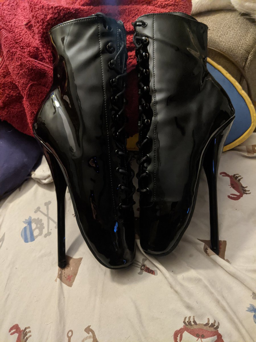 Alice_ofCrystal's tweet photo. Guess who is now the owner of these Beautiful Ballet Heels ππ€©ππ€© Can not to model these for you all my lovelies. You guys let me know what kind of outfit I should wear with these
#highheelslover #fetishheels #SissyliciousAlice https://t.co/3ritdhcGHe