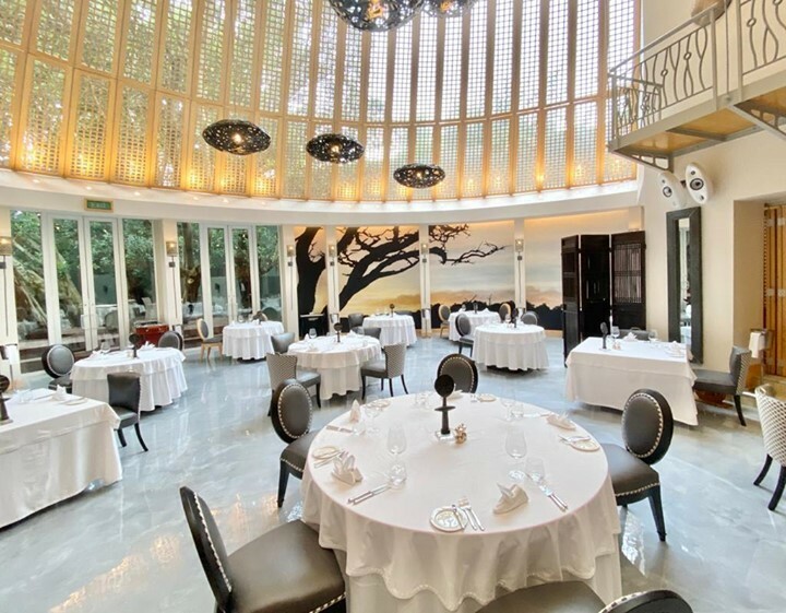 JohannesburgIYP's tweet photo. The stunning new look Qunu restaurant at @thesaxonhotel, one of SA’s most luxurious hotels, which has been enjoying a fabulous makeover this year as this iconic space prepares to reopen in 2021. Check out this month’s edition of our hotel news blog for m… https://t.co/VqKWQFL8XU https://t.co/cgzN0PXkmE