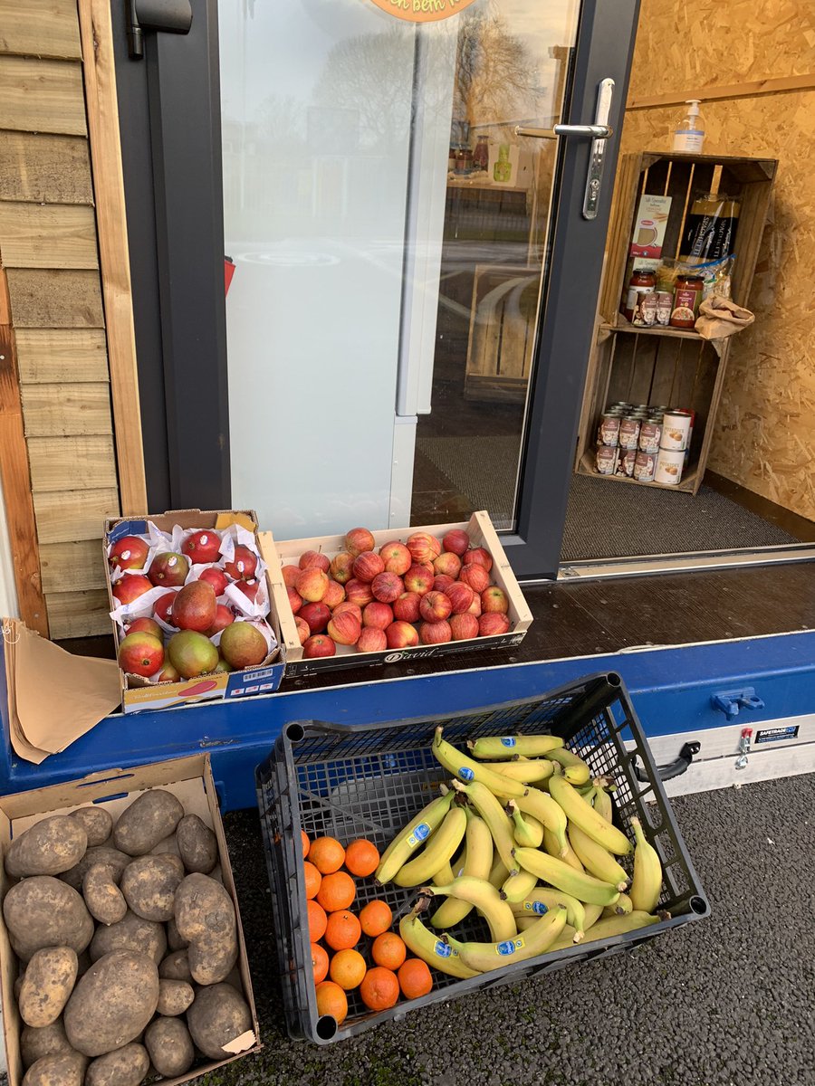 Ffrwythau newydd gyrraedd. Fresh fruit has just arrived. The Bocs Bwyd. <a href="/OakSch/">Oak Field PS Barry</a> #sarahsfruitandveg #diolch #thanks #fruit #ffrwyth #cymuned #community