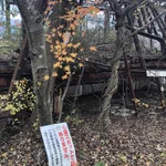 それはそれで、気になるんですけど…!心霊スポットではないとアナウンスする看板