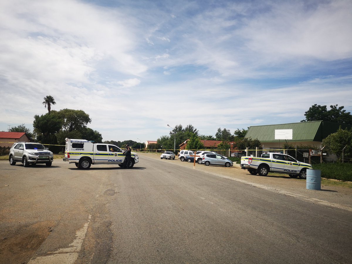 AphumeleleMdla2's tweet photo. Meanwhile there's strong police presence and roads leading to court have been barricaded. 
#sabcnews
#sabcfs
#Hennenman
#FarmMurders
#FarmAttacks https://t.co/D7bAmkiopH