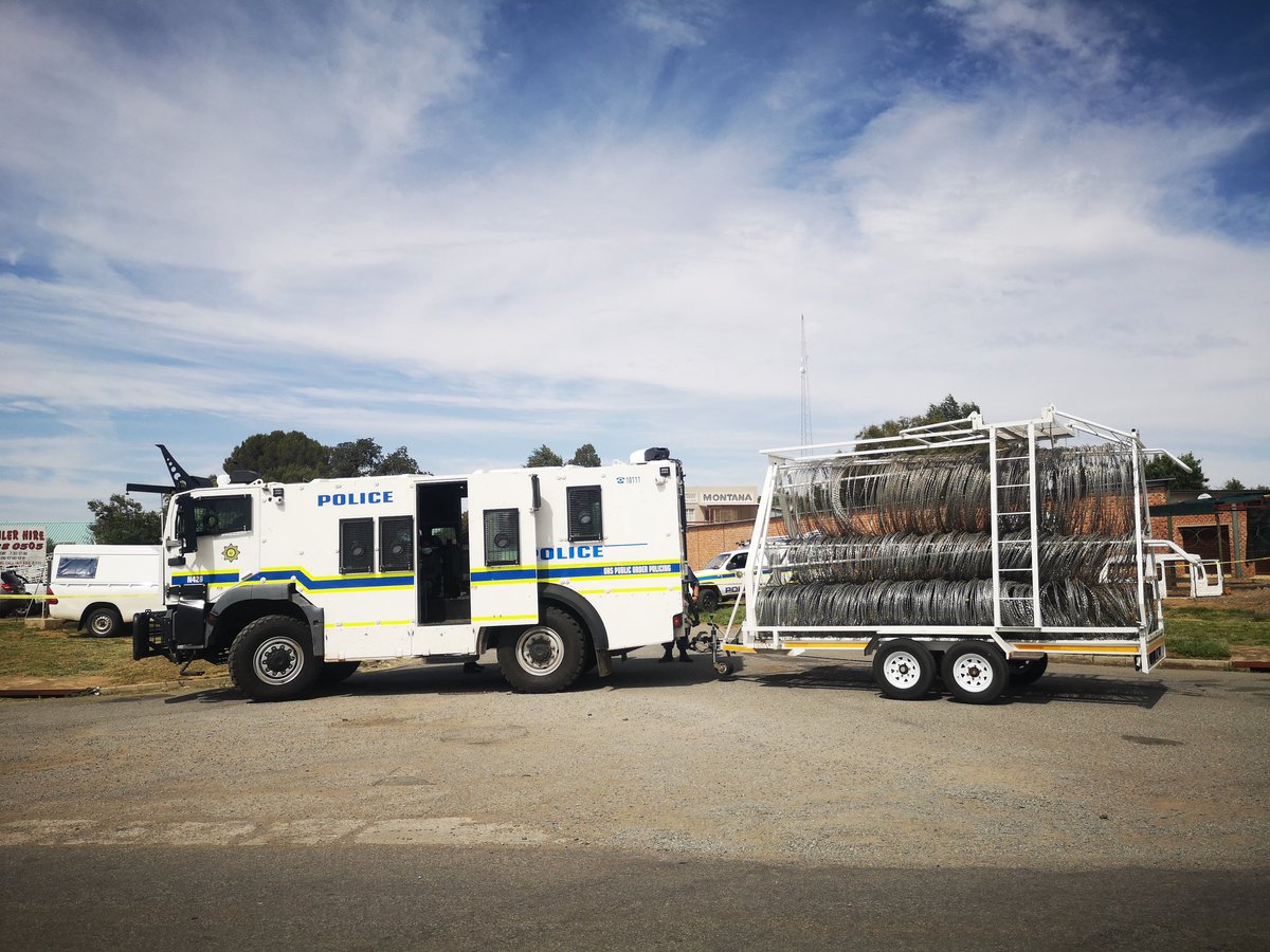 AphumeleleMdla2's tweet photo. Meanwhile there's strong police presence and roads leading to court have been barricaded. 
#sabcnews
#sabcfs
#Hennenman
#FarmMurders
#FarmAttacks https://t.co/D7bAmkiopH