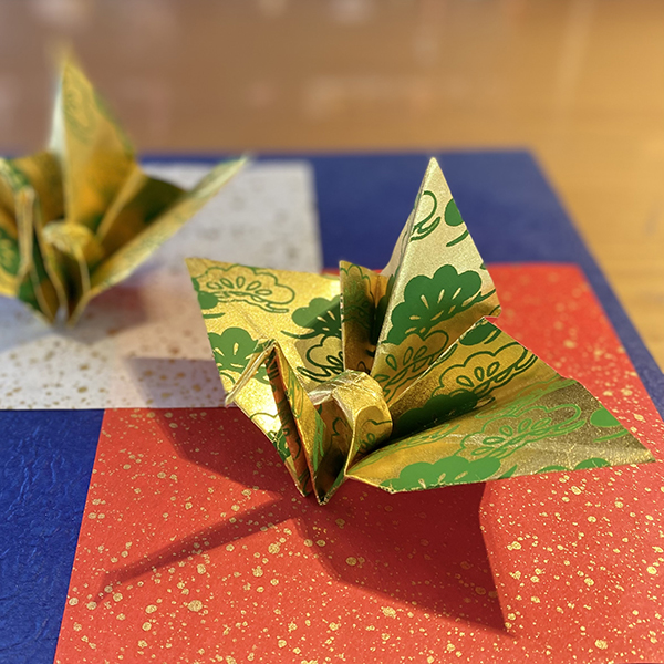 お茶の水 おりがみ会館 祝い鶴 お正月らしい華やかな鶴を折りませんか 初心者の方でも気軽にお楽しみいただけます 臨時講習 祝い鶴 講師 巽照美 12月5日 土 13 00 15 00 2 000円 ご予約 お問い合せはおりがみ会館まで Origamikaikan