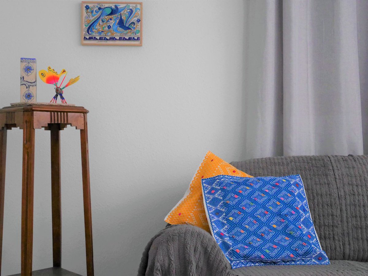 HechoamanoFR's tweet photo. 🥻 La région de Oaxaca est réputée pour son savoir-faire textile. Les motifs variés et colorés sont souvent le fruit de plusieurs heures de travail et des années d'apprentissage en famille 👚 

#hechoamano #mexique #faitmain #ethique #ethnique #textiles #traditionnel #local https://t.co/pque2yuazI