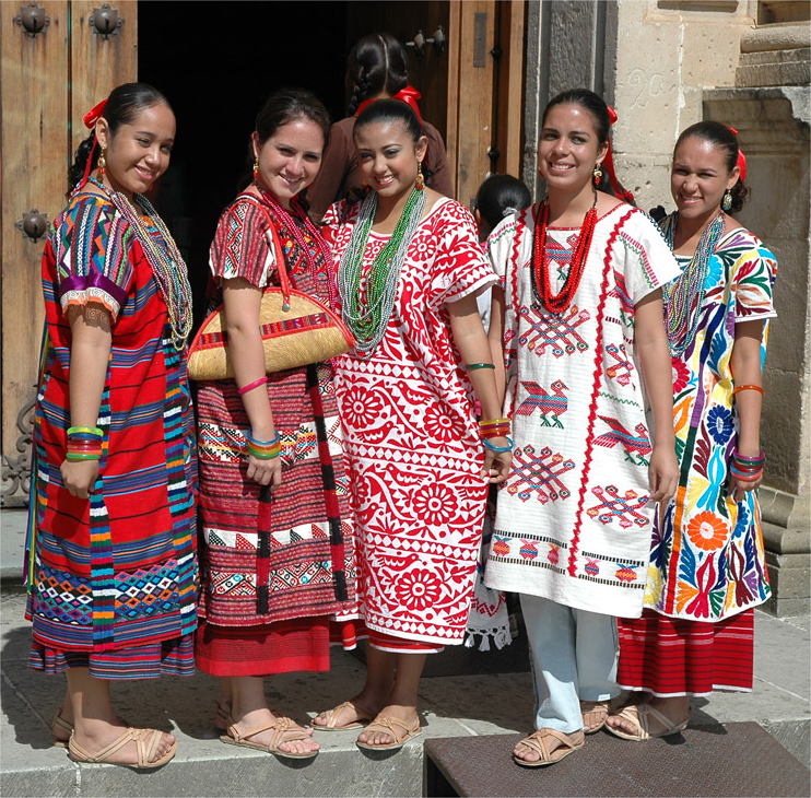 HechoamanoFR's tweet photo. 🥻 La région de Oaxaca est réputée pour son savoir-faire textile. Les motifs variés et colorés sont souvent le fruit de plusieurs heures de travail et des années d'apprentissage en famille 👚 

#hechoamano #mexique #faitmain #ethique #ethnique #textiles #traditionnel #local https://t.co/pque2yuazI