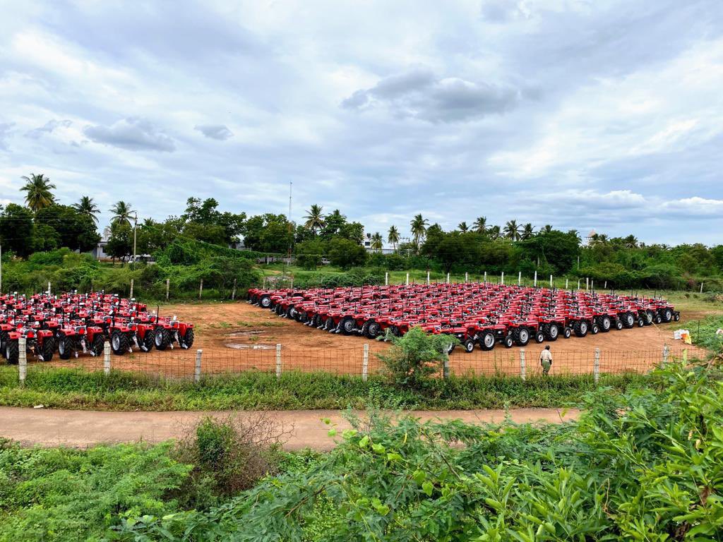 PiyushGoyal's tweet photo. Bringing Prosperity in Agriculture Sector: Railways loaded two rakes of tractors 🚜 from Vadippatti in Tamil Nadu to Jaipur &amp; Jodhpur in Rajasthan

कृषि में समृद्धि लाने हेतु रेलवे ने वाडिप्पट्टि, तमिलनाडु से जयपुर व जोधपुर के लिए दो रेक ट्रैक्टर लोड किये। https://t.co/Zq1W656bWX