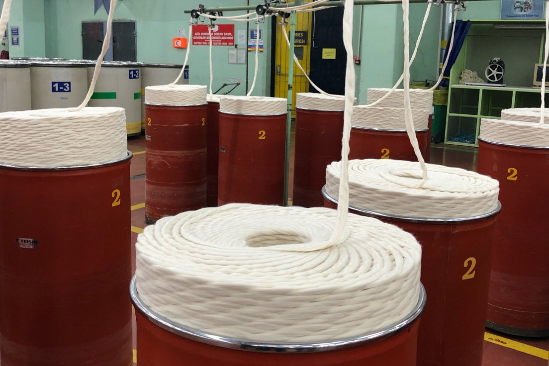 Threadcounts_'s tweet photo. We're currently in #Turkey, exploring the #organic #cotton supply chain! 🧶 Thank you to the #TopkapiIplik team for the extensive tour of their high-tech #spinning, #weaving, cutting, and finishing facilities. #organiccotton #GOTS #sustainability #blockchain #textiles #fashion https://t.co/aFG9SzrZfy