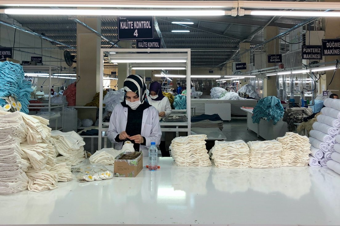 Threadcounts_'s tweet photo. We're currently in #Turkey, exploring the #organic #cotton supply chain! 🧶 Thank you to the #TopkapiIplik team for the extensive tour of their high-tech #spinning, #weaving, cutting, and finishing facilities. #organiccotton #GOTS #sustainability #blockchain #textiles #fashion https://t.co/aFG9SzrZfy
