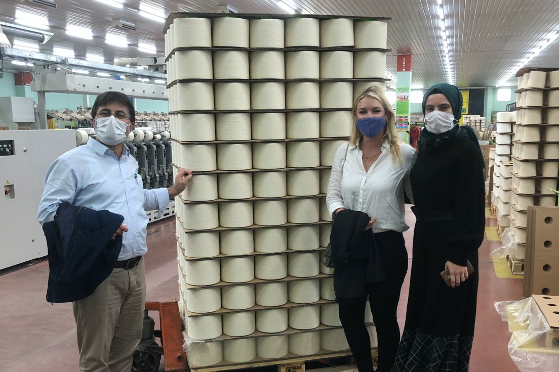 Threadcounts_'s tweet photo. We're currently in #Turkey, exploring the #organic #cotton supply chain! 🧶 Thank you to the #TopkapiIplik team for the extensive tour of their high-tech #spinning, #weaving, cutting, and finishing facilities. #organiccotton #GOTS #sustainability #blockchain #textiles #fashion https://t.co/aFG9SzrZfy