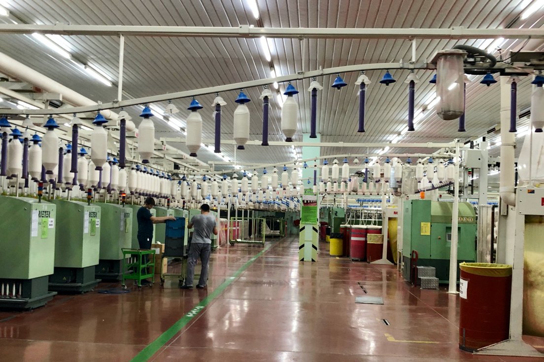 Threadcounts_'s tweet photo. We're currently in #Turkey, exploring the #organic #cotton supply chain! 🧶 Thank you to the #TopkapiIplik team for the extensive tour of their high-tech #spinning, #weaving, cutting, and finishing facilities. #organiccotton #GOTS #sustainability #blockchain #textiles #fashion https://t.co/aFG9SzrZfy