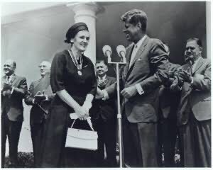 On August 7, 1962, President John F. Kennedy awarded Frances Kelsey the highest honor given to a civilian in the United States, the President's Award for Distinguished Federal Civilian Service. She was the second woman to ever receive the award.(15/n)