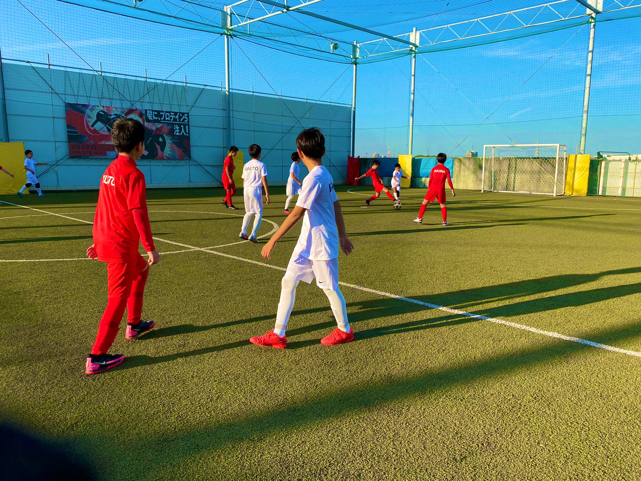 リバプールfcサッカースクール Lfc Ia Japan Al Twitter U11ゲームプログラム活動 走っちゃいけないミニゲーム 普段何気なくパスを出したり ドリブルをしてますが 今回は走らないサッカー 次のプレーやボールのパスコースなどを予測して 早くポジションを