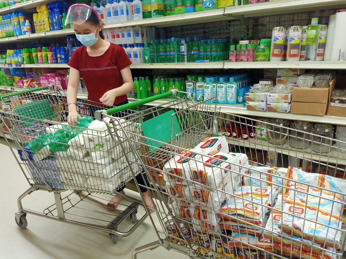 NeonAtom_PH's tweet photo. Currently buying for the relief goods that will be distributed to the victims of Typhoon Ulysses in the Philippines. Thank you very much to all the Neon Atoms who donated and will donate. We appreciate it. We are still accepting donations until Wednesday. 

#เนเน่ #NeNe郑乃馨 https://t.co/K3V9M9X6AC
