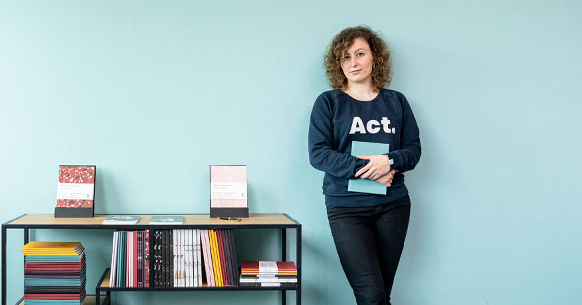 Notitieboeken van steengruis en landbouwafval. Anne Pleun van Eijsden vertelt over het idee achter <a href="/paperontherocks/">Paper / on the Rocks</a> en het belang van samenwerken: “Iedereen heeft zijn specialisatie en door samen te werken, word je allemaal beter.” #innotop <a href="/KVK_NL/">Kamer van Koophandel</a> ow.ly/BwX450ClhH4