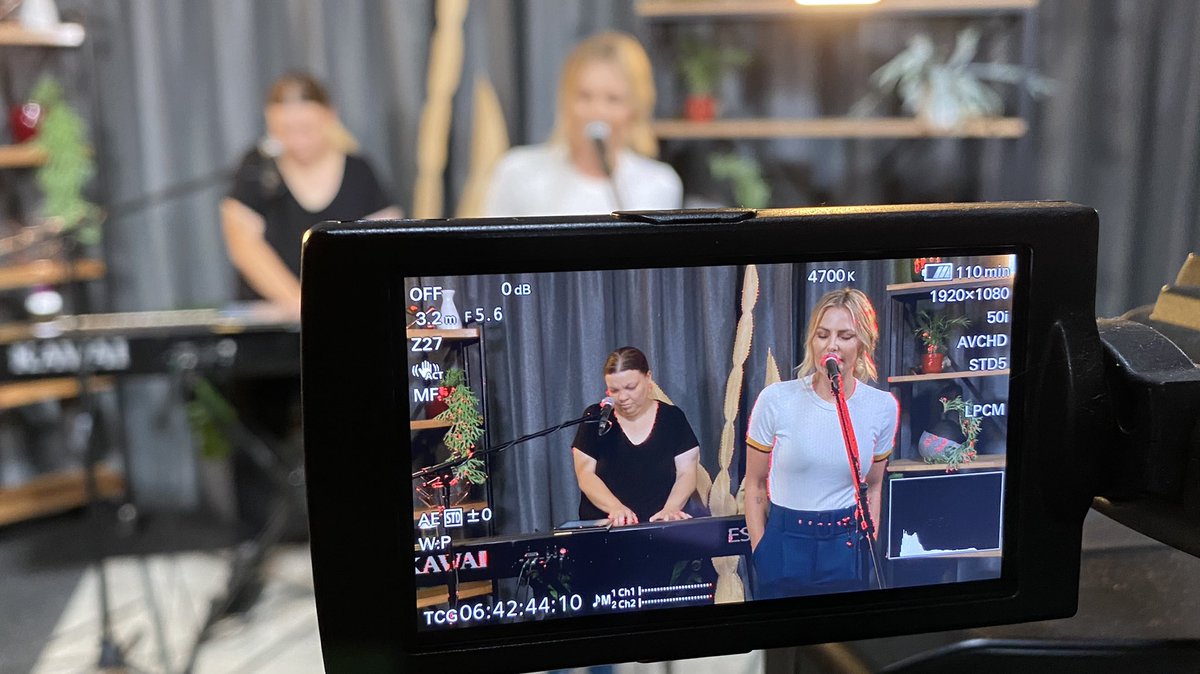 AfrIsGroot's tweet photo. Hey jy vanoggend @KarlienVanJ se onderhoud en optrede op #DieGrootOntbyt geniet? Die snit waarvan sy vertel het is haar nuwe liedjie #Wegloop. Kry hom hier: https://t.co/6Dh8t6HSv4 https://t.co/lZSX6UWozH
