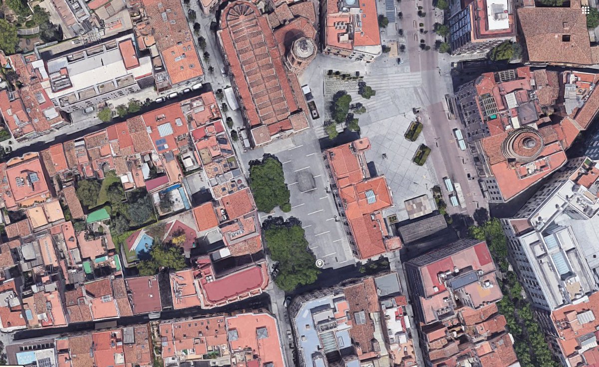 Originally a small walled town, Sabadell's population grew fast in the 16th c. and new streets were laid outside the original walls. Most of the buildings fronting it today are from the 19th and 20th centuries, it covers about 2,320m². The cursor marks the spot of the celloist.