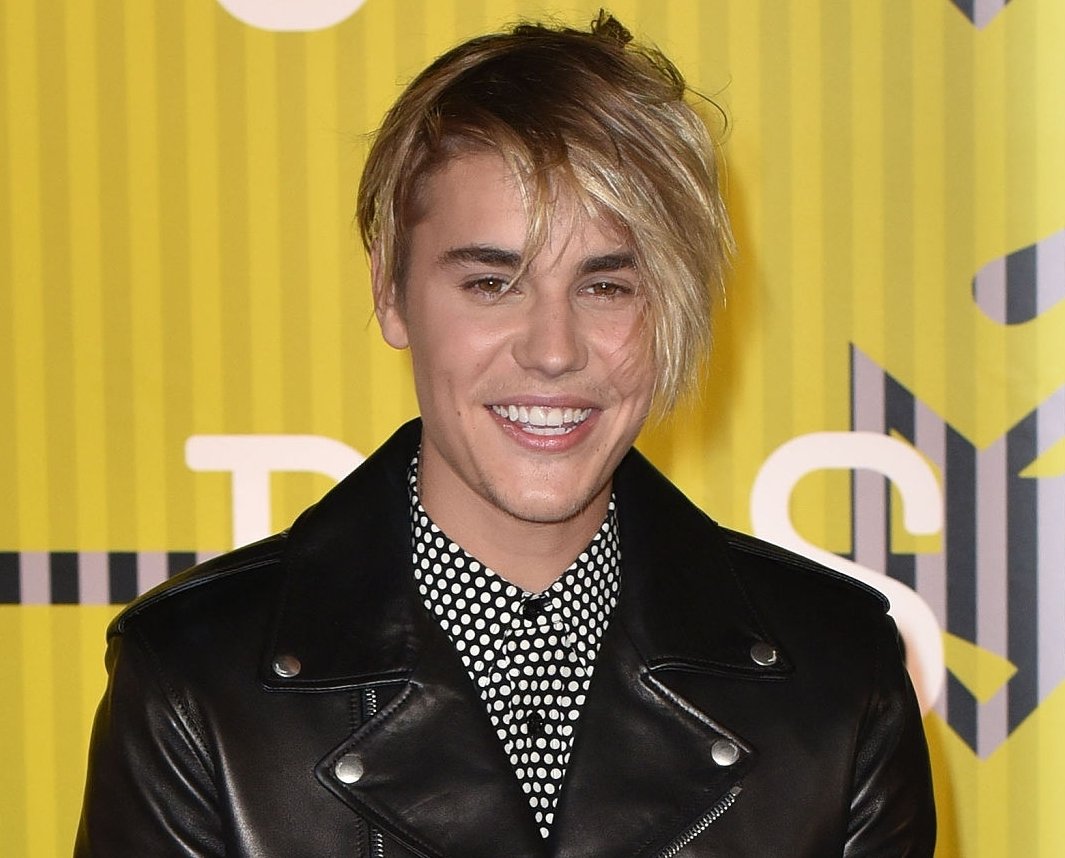 votebybelieber's tweet photo. Stats: AOTY 
 
1- JB : 6.943M (+540.5K)
2- TS : 6.877M (+632K)

Last day of voting! 

I'm voting for Justin Bieber for Artist of the Year at the #AMAs https://t.co/MoWxqLTkiS