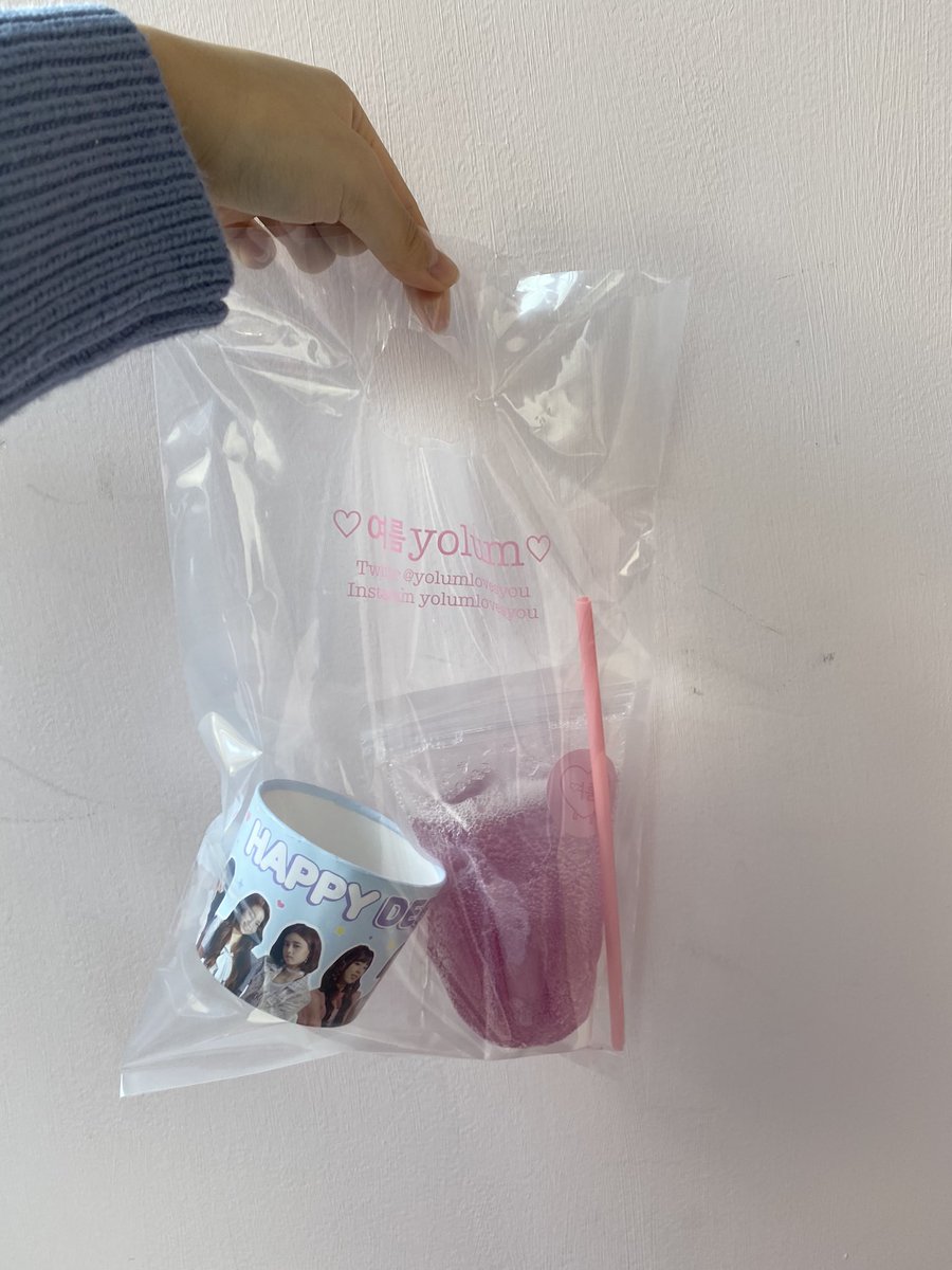 Minorima_0326's tweet photo. 人生初のカプホルというものをゲットしました🤤こういうの作れる人ってほんとにセンスいいよね!!店内ピンクで🚺のミノリマでもらちょっと恥ずかしかった…??(でもしっかり本日一番乗りで入店してきました。)

NiziUがいてくれて人生楽しすぎ https://t.co/JkzE1o11WJ