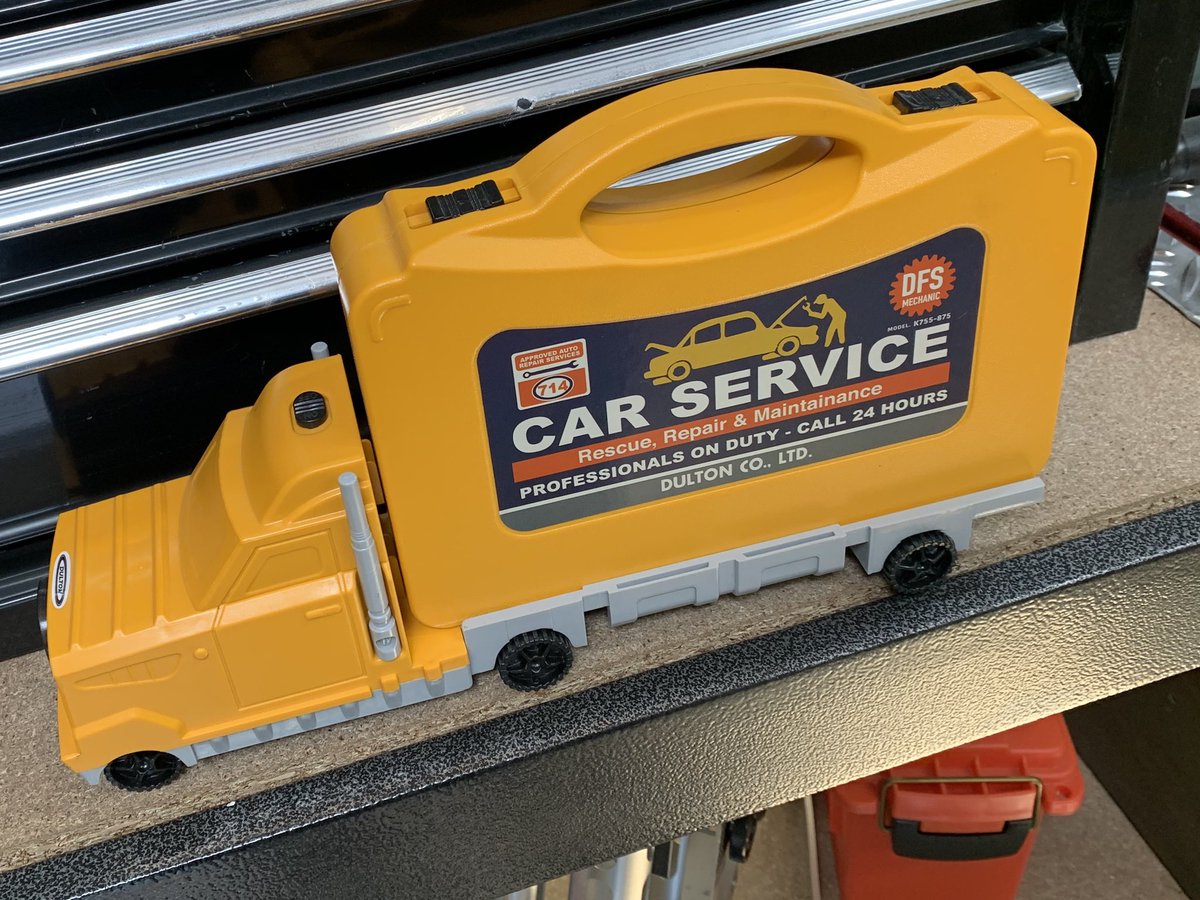 Carver_Design's tweet photo. お気に入りの雑貨店、ダルトンで買ったトラック型の工具キット。
めっちゃかっこいいので、いつもお世話になっているエアーブラシ工房さんへプレゼント！
アルミ製ロゴ名盤を作って貼りつけてさらに喜んでもらいます😊 https://t.co/I4Oqs94eU2