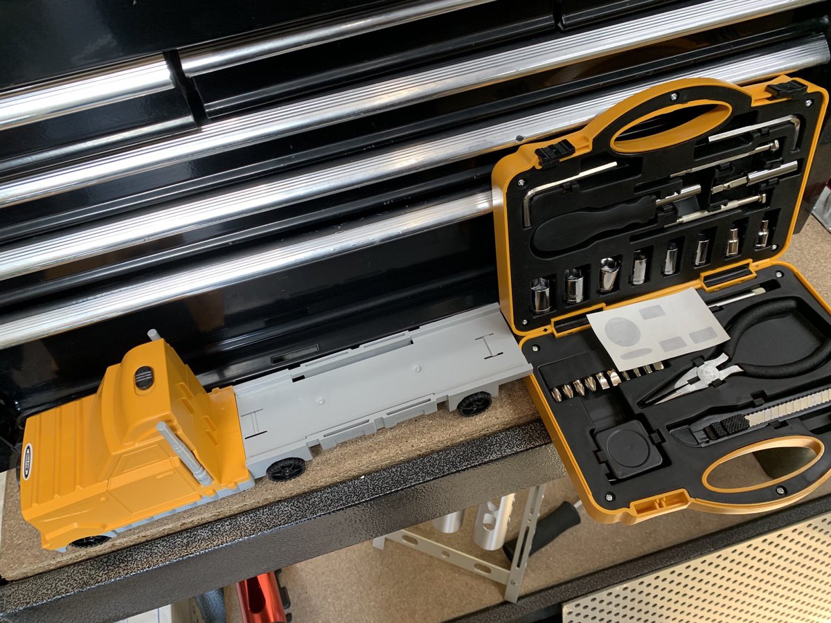 Carver_Design's tweet photo. お気に入りの雑貨店、ダルトンで買ったトラック型の工具キット。
めっちゃかっこいいので、いつもお世話になっているエアーブラシ工房さんへプレゼント！
アルミ製ロゴ名盤を作って貼りつけてさらに喜んでもらいます😊 https://t.co/I4Oqs94eU2