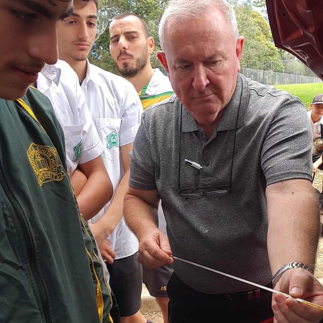 We love when teachers get involved in our workshops. It adds an extra dimension to the class and the students really enjoy it!
In this picture we captured 2 teachers!
🔧