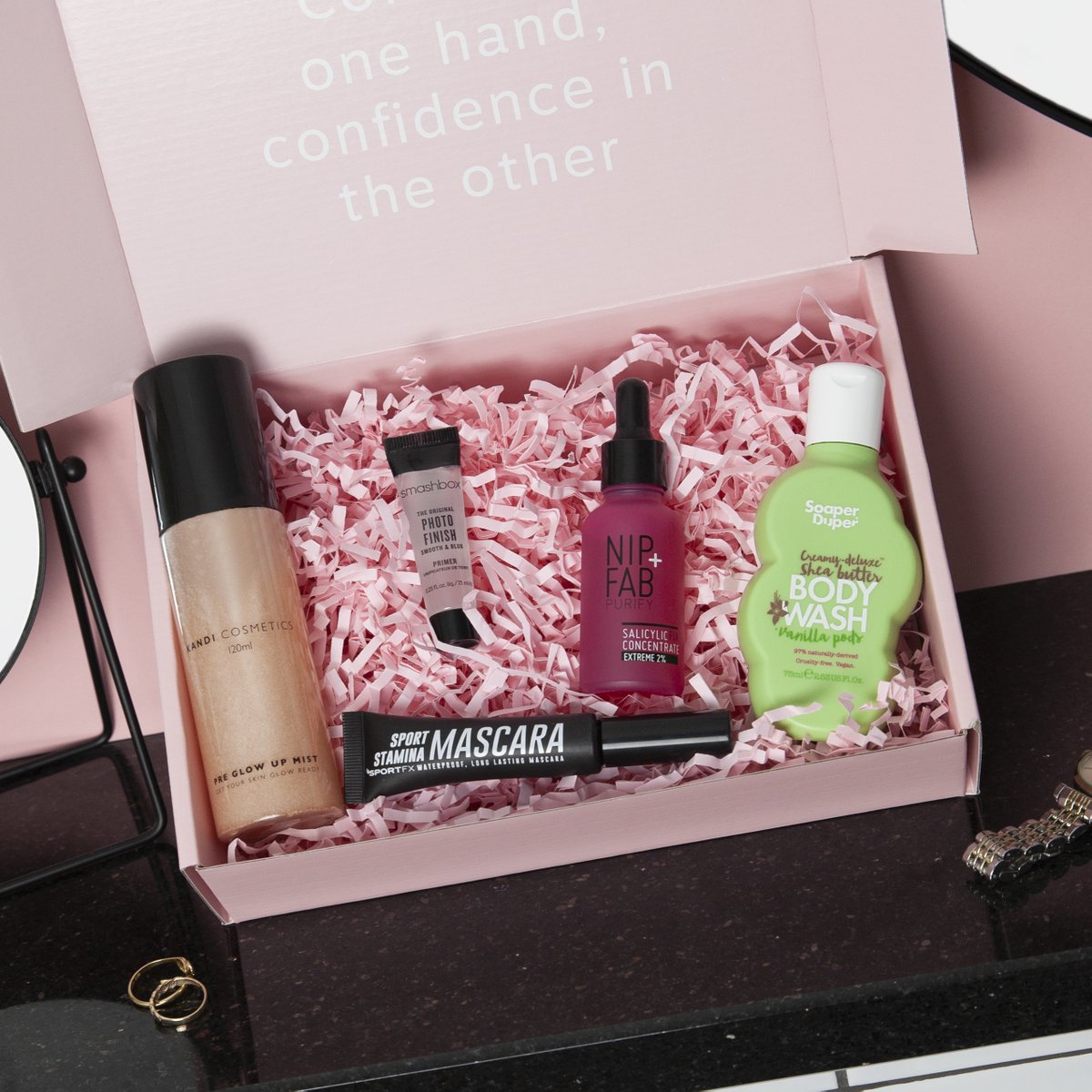 Roccaboxuk's tweet photo. Lights, Camera, RelaxHUN ✨ Our November box includes 5 feel good products and is worth over £52 🤪✨ Naturally, they’re selling fast, so get hour hands on one here: https://t.co/IQK8lD4Jld

@Smashbox @NipandFab @Soaperduper @KandiCosmetics 

#Roccabox #Roccababe #BeautyBox https://t.co/Unoav9nQVO