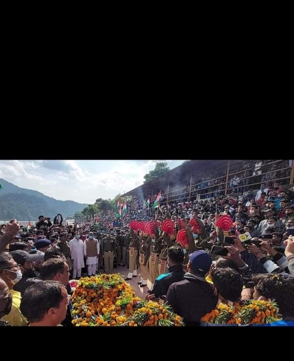 AmitBal08837866's tweet photo. 🇮🇳 भारत माता की जय 🇮🇳
🙏 शहीद राकेश डोभाल अमर रहे 🙏

ऋषिकेश के लाल शहीद राकेश डोभाल जी की अंतिम यात्रा । पूर्णानंद घाट पर दी गई अंतिम विदाई ।

🇮🇳 जब तक सूरज चांद रहेगा राकेश भाई आपका नाम रहेगा  
जय हिंद जय भारत 🇮🇳 https://t.co/uISa5wf1db