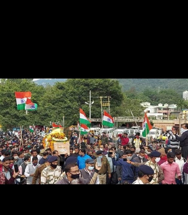AmitBal08837866's tweet photo. 🇮🇳 भारत माता की जय 🇮🇳
🙏 शहीद राकेश डोभाल अमर रहे 🙏

ऋषिकेश के लाल शहीद राकेश डोभाल जी की अंतिम यात्रा । पूर्णानंद घाट पर दी गई अंतिम विदाई ।

🇮🇳 जब तक सूरज चांद रहेगा राकेश भाई आपका नाम रहेगा  
जय हिंद जय भारत 🇮🇳 https://t.co/uISa5wf1db