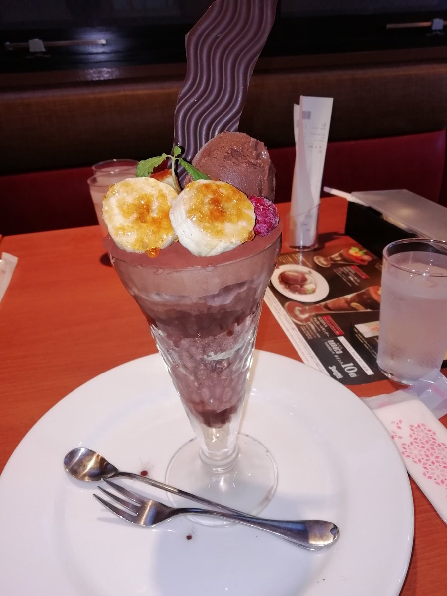JAVAPUNK57's tweet photo. ふっふっふ…　

こんなパフェ初めてだ…

地球には美味しい食べ物が多い…🤤

#ジャバPUNK
#パフェ
#甘党
#スイーツ https://t.co/lT2ocMVi3h