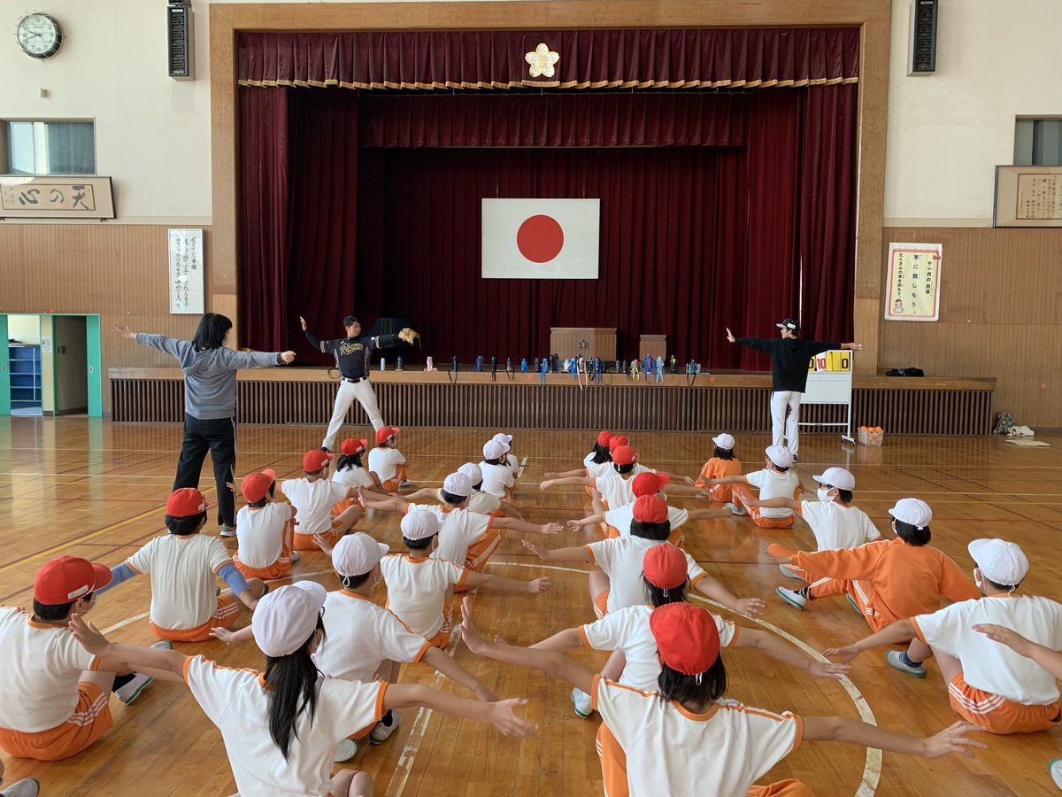 福井ワイルドラプターズ 公式 小学校訪問 12 本日は 福井市の松本小学校に 塩田裕一 選手 仲里翔貴 選手 が訪問し 4年生にボール投げの指導を行いました 話を聞きながら真似をする姿 気になったことをすぐ質問して実践しようと