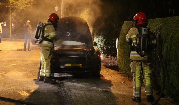 Bewoners helpen met blussen autobrand - ..