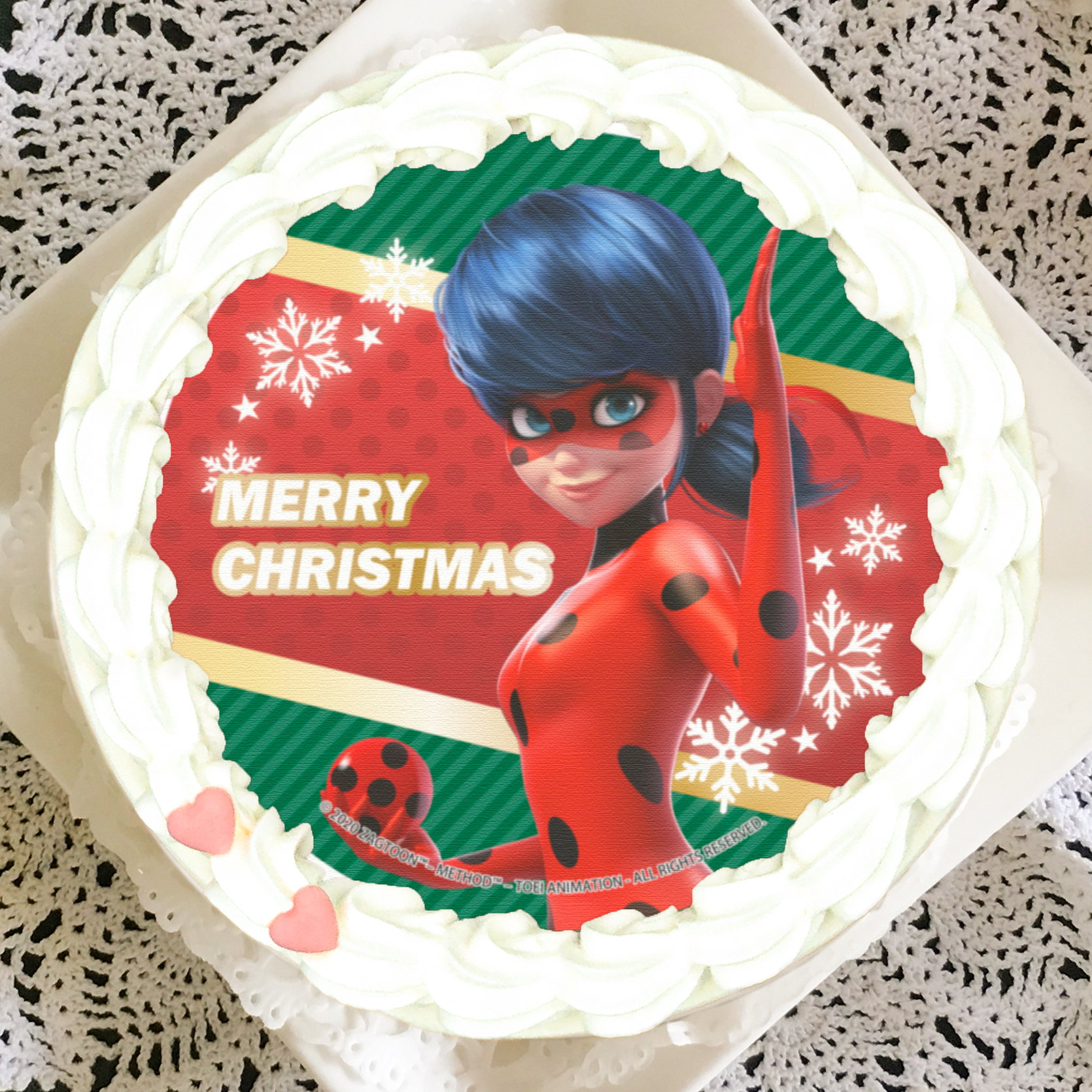 プリロール公式 キャラケーキ マカロン ミラキュラス レディバグ シャノワール クリスマスケーキご予約受付中 ミラキュラス のケーキで素敵なxmasを過ごしませんか 購入特典缶バッジ付きで全国へお届け 11 19 木 まで プリロール公式 キャラケーキ マカロン ミラキュラス レディバグ シャノワール クリスマスケーキご予約受付中 ミラキュラス のケーキで素敵なxmasを過ごしませんか 購入特典缶バッジ付きで全国へお届け 11 19 木 まで