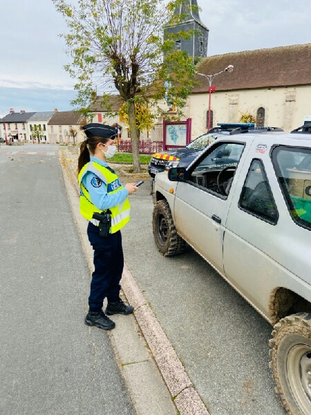 Gendarmerie_023's tweet photo. Période de #confinement durant la #COVIDー19 - La #gendarmerie contrôle les attestations. La population #creusoise dans l'ensemble respecte cette mesure. Nos réservistes @reserves_gend @anorgend participent aux opérations de contrôle sur toute la #creuse. 👮👮 https://t.co/EHsIzeQ4nC