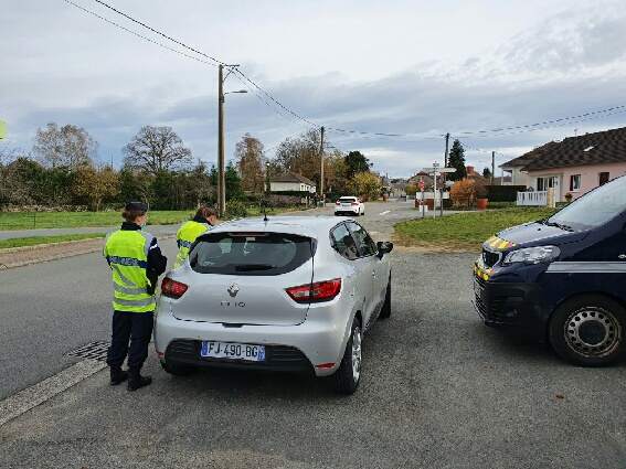 Gendarmerie_023's tweet photo. Période de #confinement durant la #COVIDー19 - La #gendarmerie contrôle les attestations. La population #creusoise dans l'ensemble respecte cette mesure. Nos réservistes @reserves_gend @anorgend participent aux opérations de contrôle sur toute la #creuse. 👮👮 https://t.co/EHsIzeQ4nC