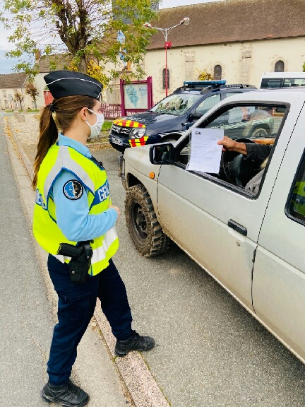 Gendarmerie_023's tweet photo. Période de #confinement durant la #COVIDー19 - La #gendarmerie contrôle les attestations. La population #creusoise dans l'ensemble respecte cette mesure. Nos réservistes @reserves_gend @anorgend participent aux opérations de contrôle sur toute la #creuse. 👮👮 https://t.co/EHsIzeQ4nC
