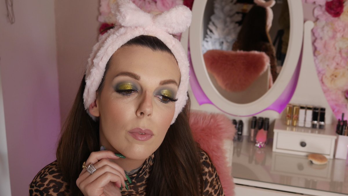 wille_violette's tweet photo. Nouvelle vidéo #youtube sur ma chaîne 🤩🤩 Je teste du #maquillage à petits prix 💸💕 https://t.co/fyLyLADNnL